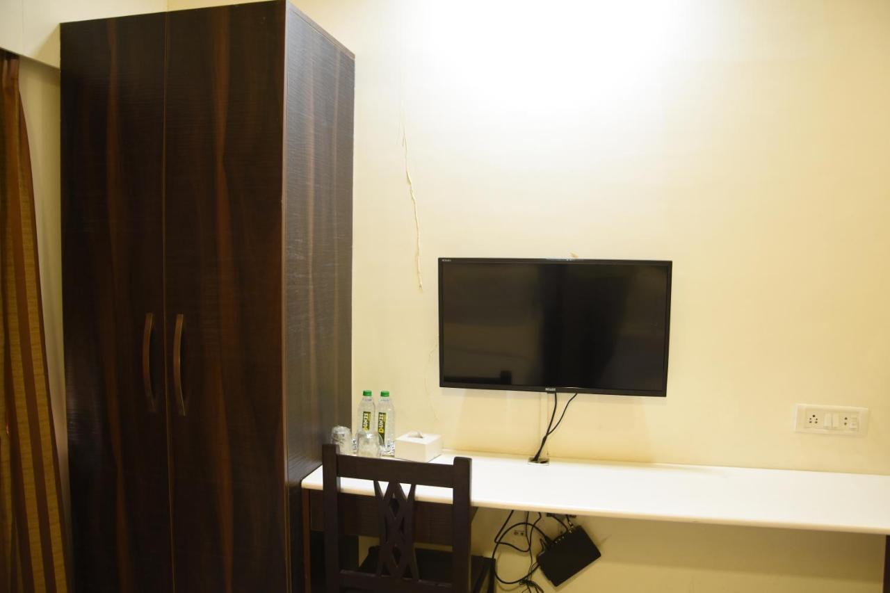Hotel Galaxy Comforts Мумбаи Экстерьер фото